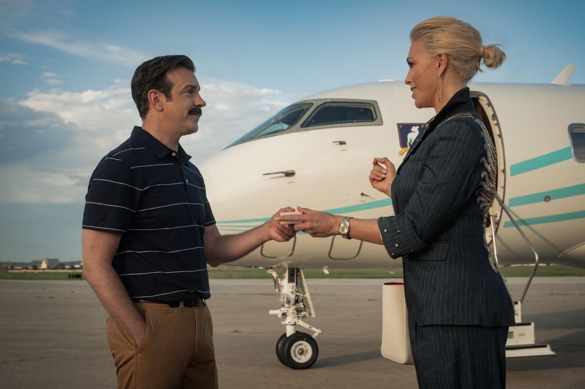 Ted Lasso (Jason Sudeikis) ist von Rebeccas (Hannah Waddingham) Angebot nicht sofort zu 100 Prozent überzeugt. (Bild: © Apple TV / Michael Becker)