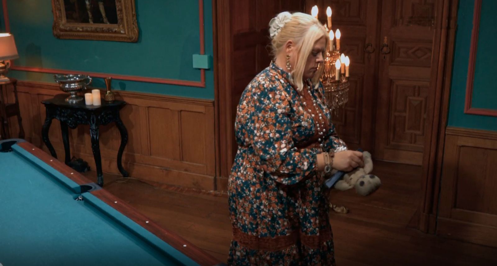 Als die Tarot-Karten nichts Positives brachten, musste die Voodoo-Puppe herhalten. Tine Wittler pikste ordentlich zu, um den „Verrätern einen Schubs zu geben“. Es half erst mal nicht. (Bild: RTL)