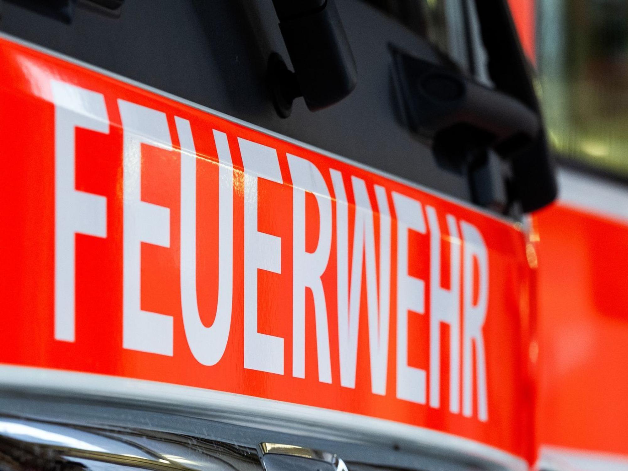 Waldboden an Bahnstrecke in Rösrath brennt