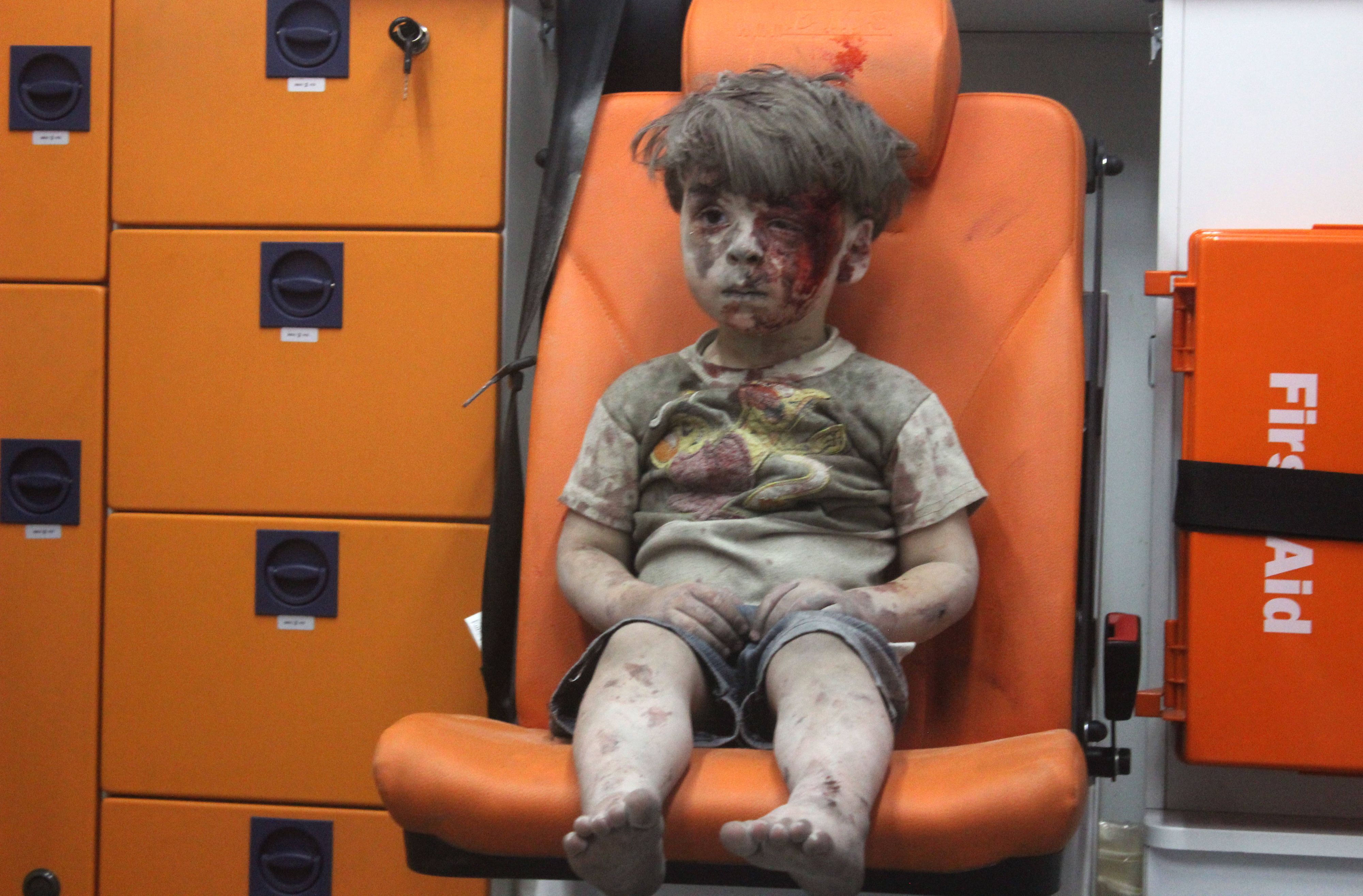 Der damals fünfjährige Omran Daqneesh sitzt am 17. August 2016 verletzt im Krankenwagen nach einem Luftangriff auf den Stadtteil Qaterji in Aleppo.