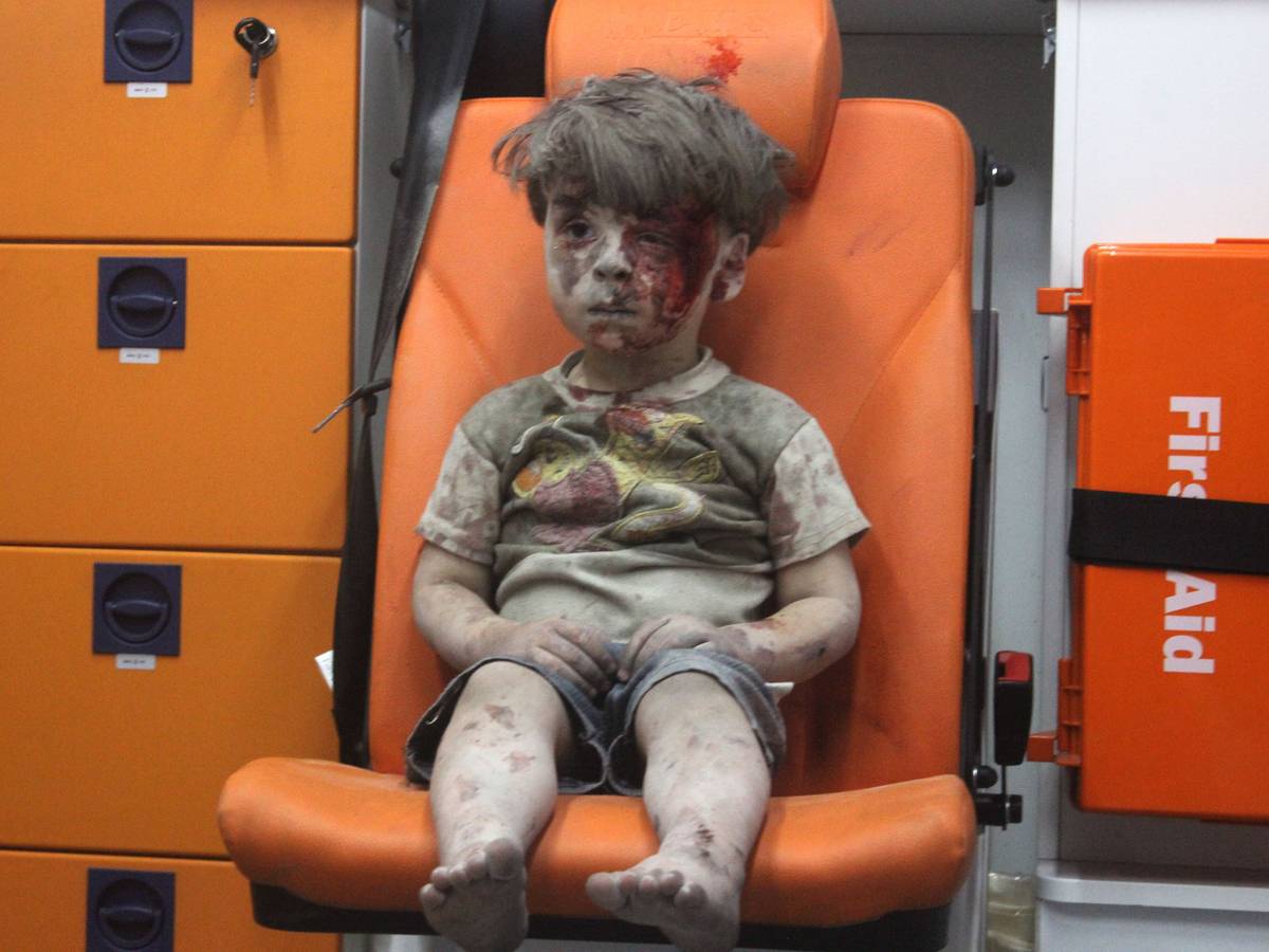 Der damals fünfjährige Omran Daqneesh sitzt am 17. August 2016 verletzt im Krankenwagen nach einem Luftangriff auf den Stadtteil Qaterji in Aleppo.