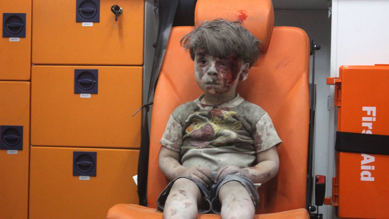 Der damals fünfjährige Omran Daqneesh sitzt am 17. August 2016 verletzt im Krankenwagen nach einem Luftangriff auf den Stadtteil Qaterji in Aleppo.