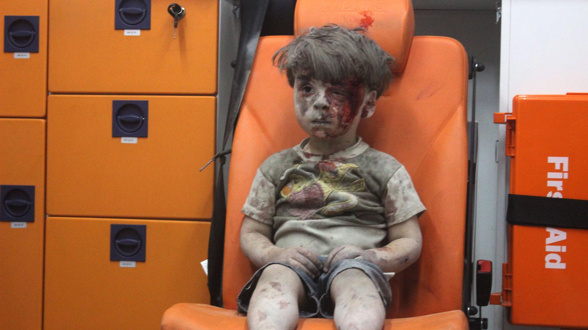Der damals fünfjährige Omran Daqneesh sitzt am 17. August 2016 verletzt im Krankenwagen nach einem Luftangriff auf den Stadtteil Qaterji in Aleppo.