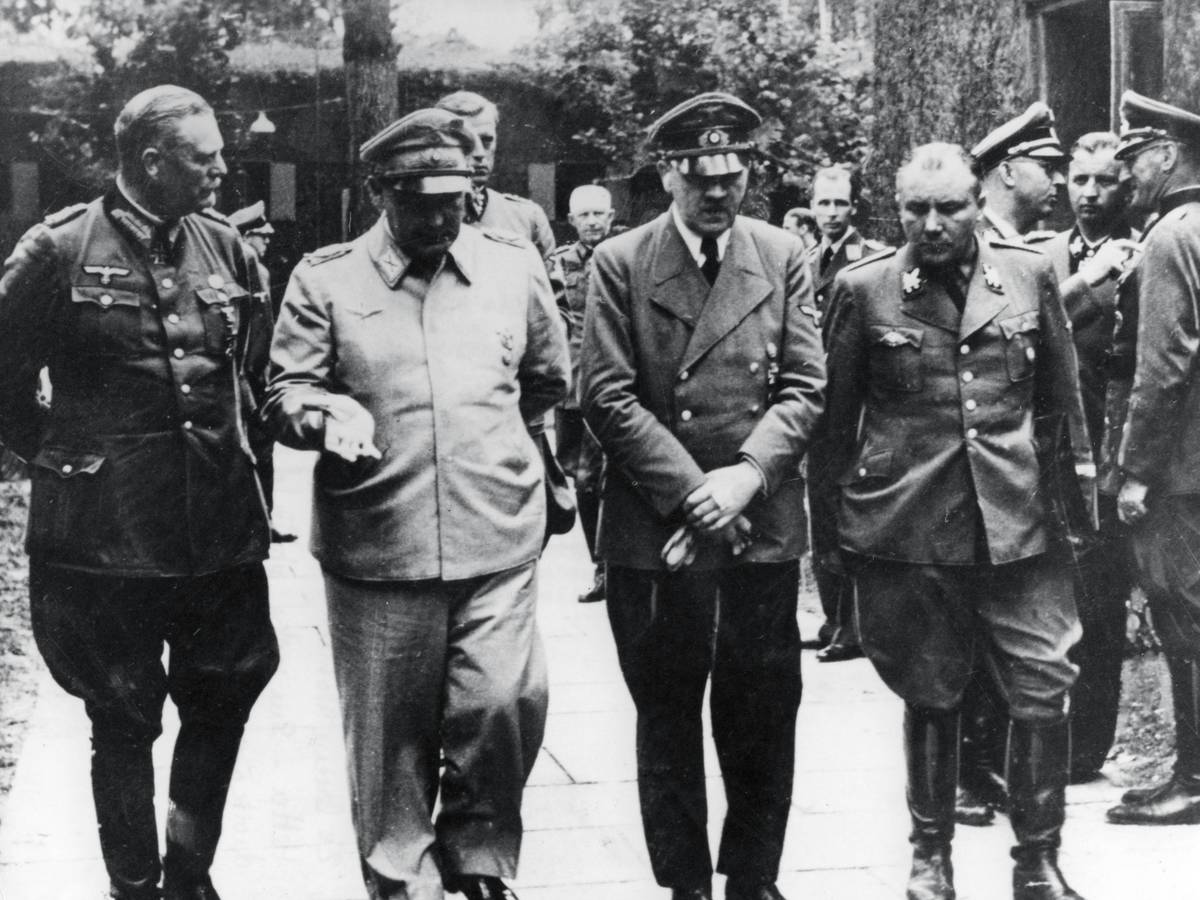 Adolf Hitler mit Hermann Göring, Wilhelm Keitel und Martin Bormann im Juli 1944. Das Foto entstand wenige Tage nach dem gescheiterten Attentat vom 20. Juli 1944.