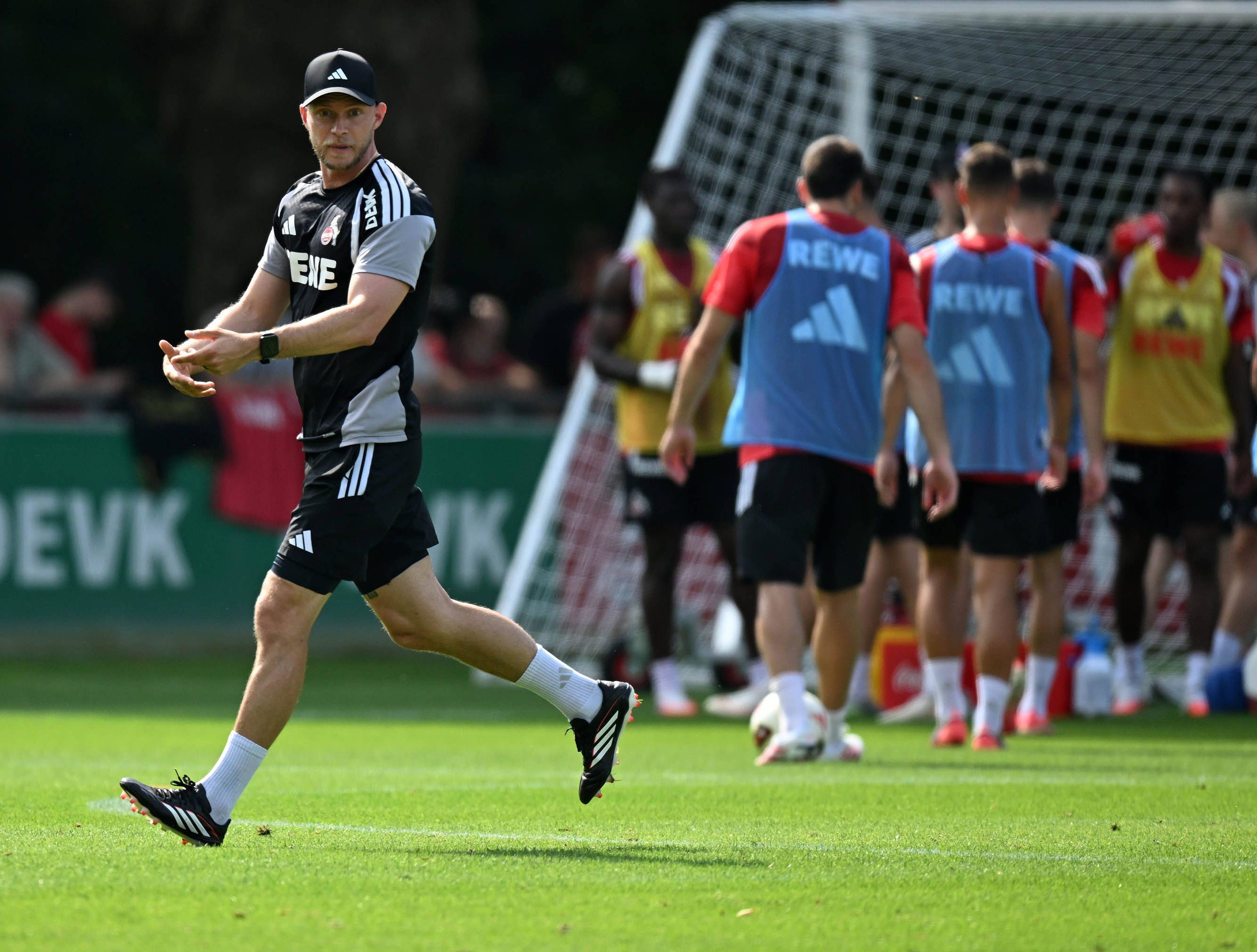 René Wagner rennt beim Training über den Platz.