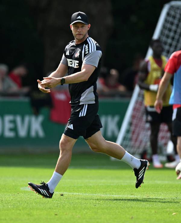René Wagner rennt beim Training über den Platz.