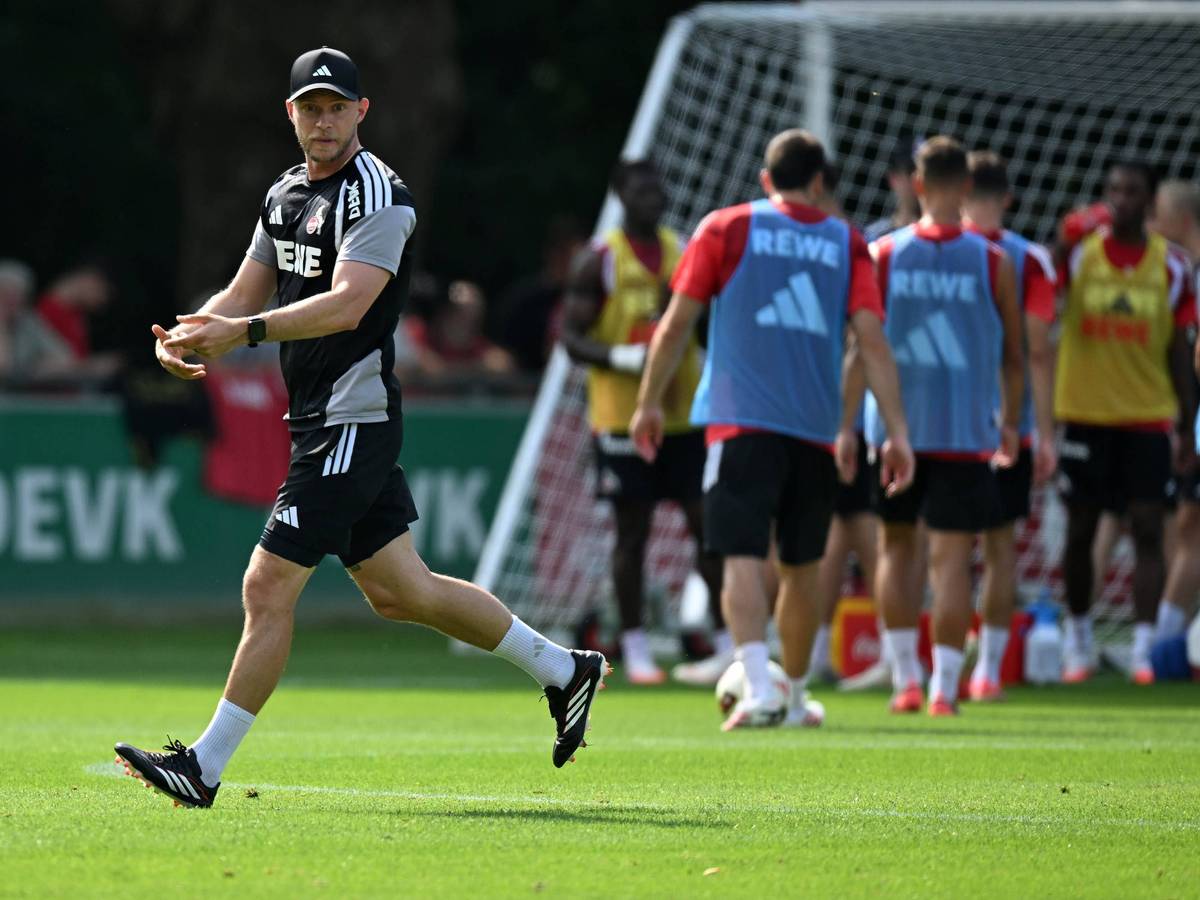 René Wagner rennt beim Training über den Platz.