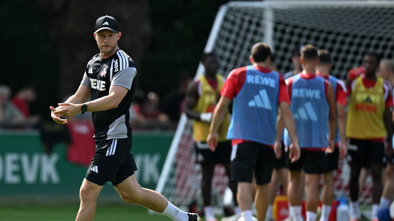 René Wagner rennt beim Training über den Platz.
