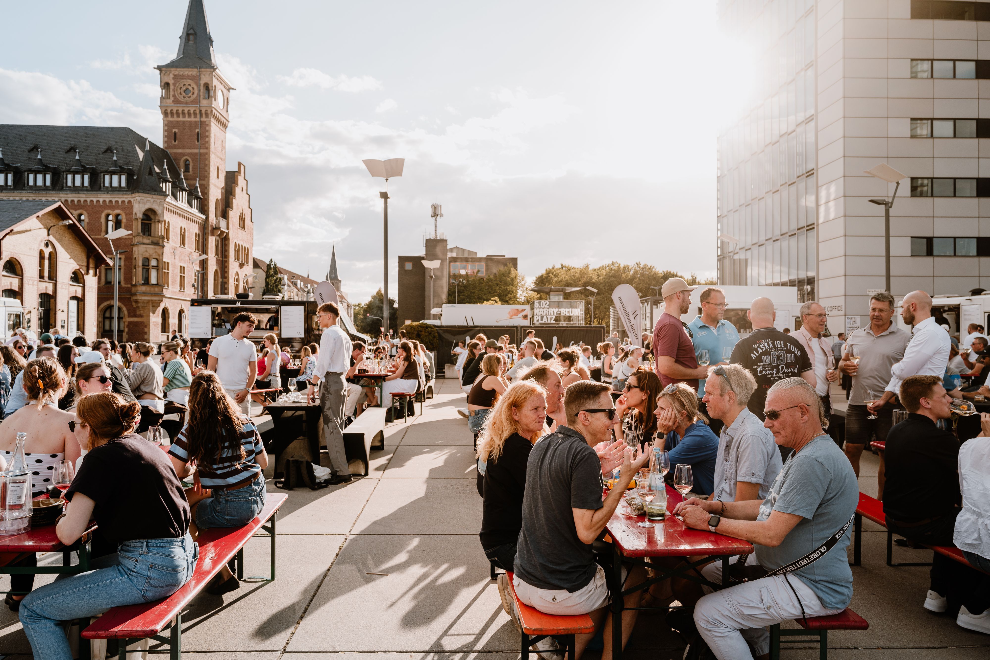 Blick auf das Weinfest am Rhein.