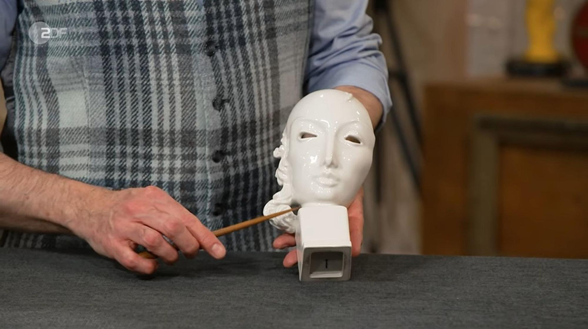 Die Porzellanmaske war zwischen 1930 und 1940 entstanden und überzeugte mit einem nahezu makellosen Zustand. (Bild: ZDF)