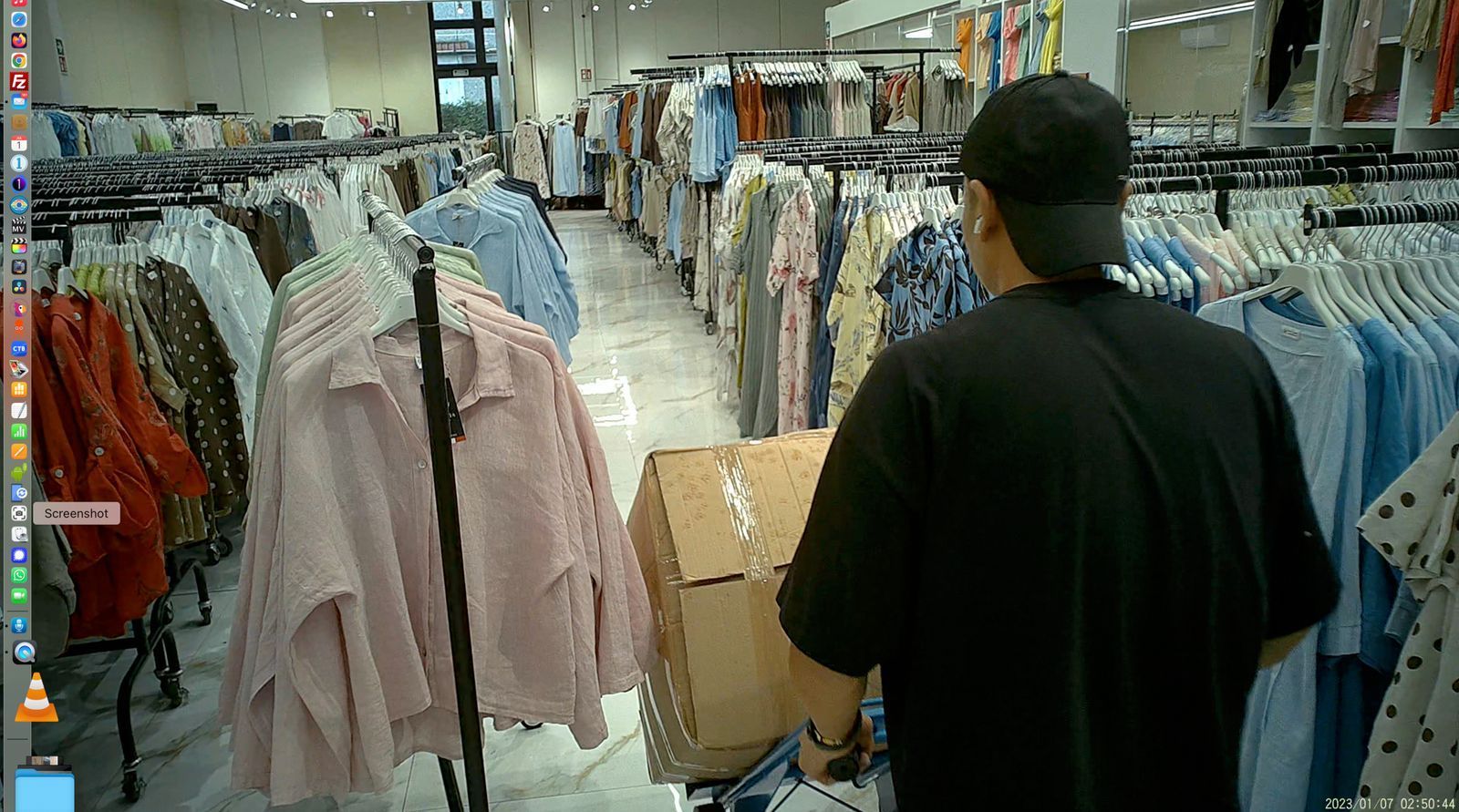 In der ARD-Doku „Trügerische Etiketten“ wird mit versteckten Kameras gezeigt, wie viele unserer Kleidungsstücke wirklich produziert werden. (Bild: WDR/Eisenhart Docs)