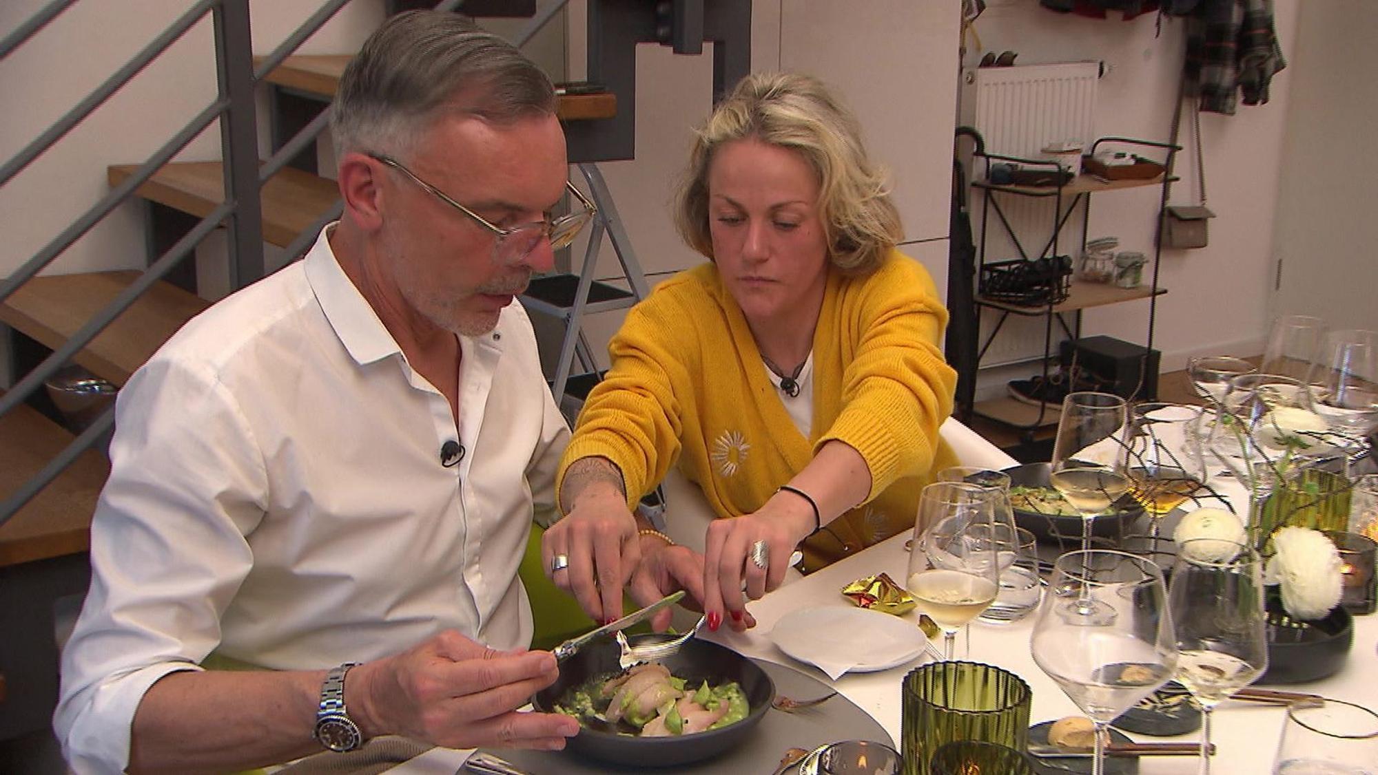 Shirin schmeckt der rohe Fisch nicht - sehr zur Freude von Tobi.
(Bild: RTL)