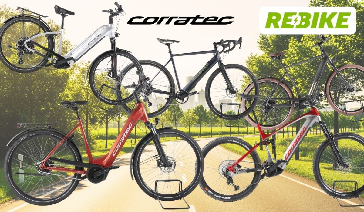 Mehrere Corratec E‑Bikes unterschiedlicher Typen – darunter Trekking-, City- und Mountainbikes – vor einer Landstraße an einem sonnigen Tag in Natur.