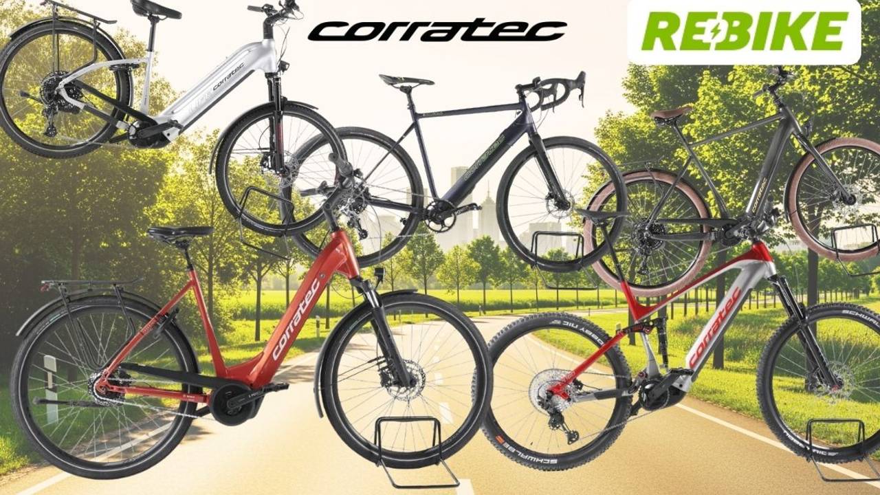 Mehrere Corratec E‑Bikes unterschiedlicher Typen – darunter Trekking-, City- und Mountainbikes – vor einer Landstraße an einem sonnigen Tag in Natur.