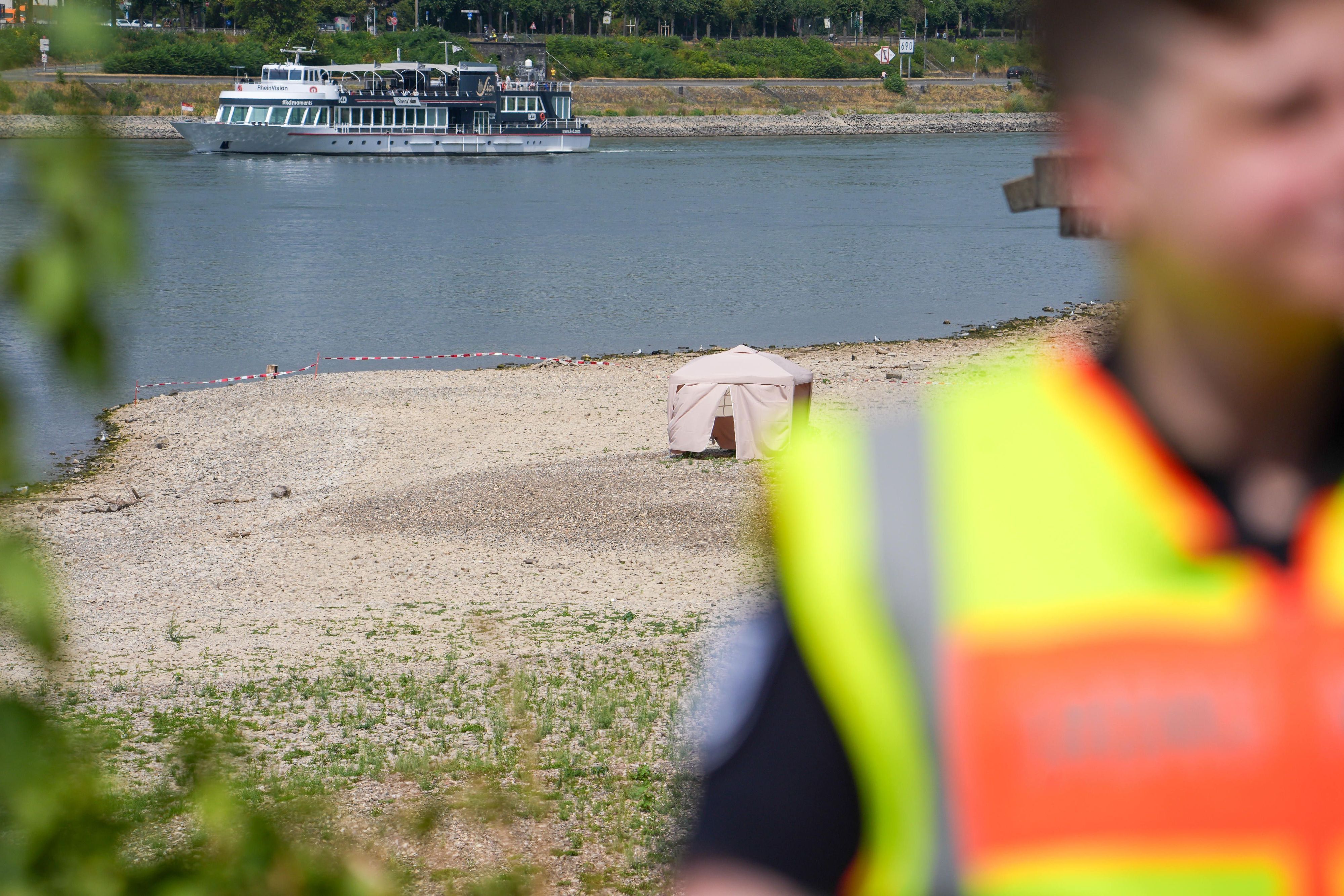 Blick auf einen abgesperrten Bereich am Rhein.