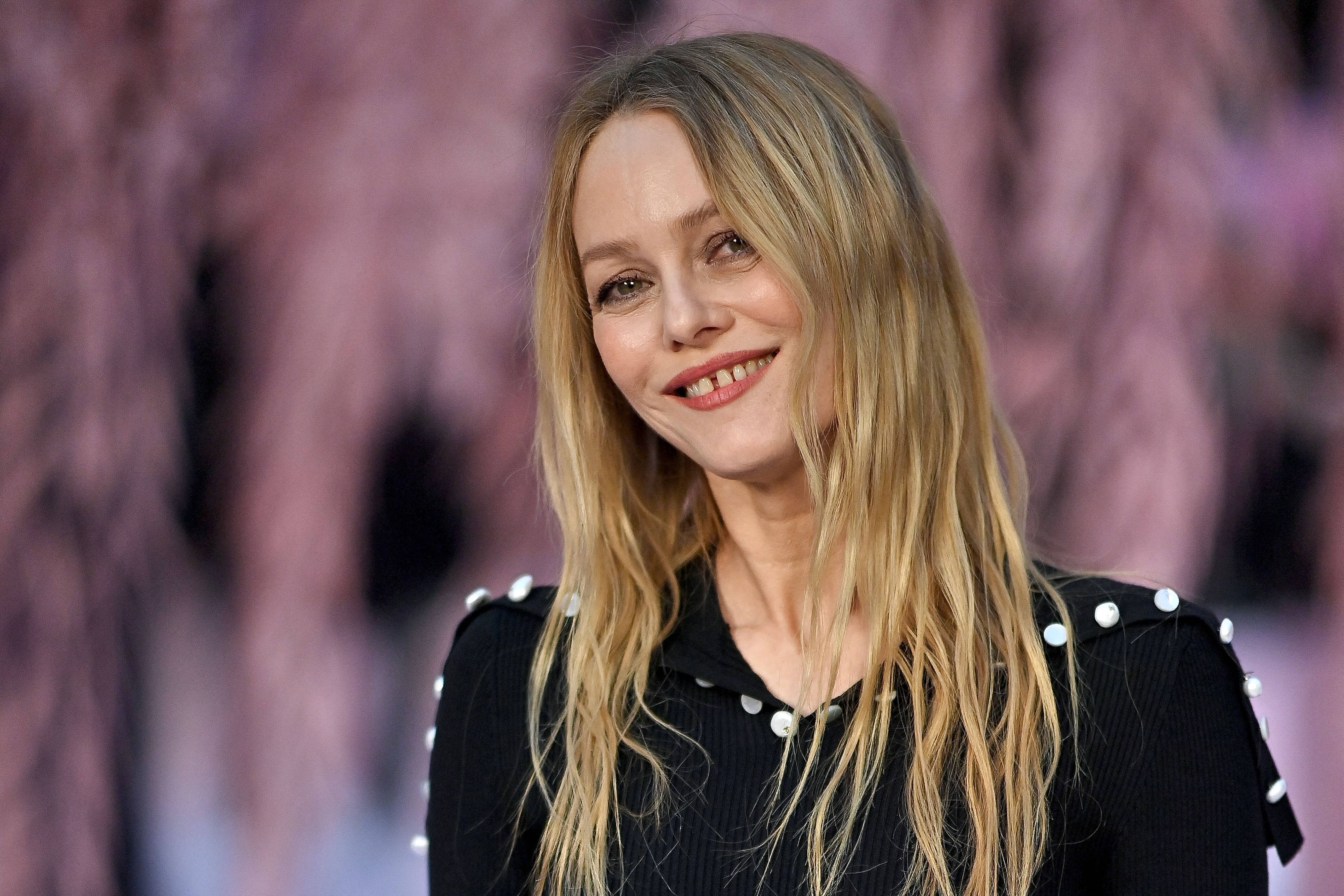 Vanessa Paradis lächelt.