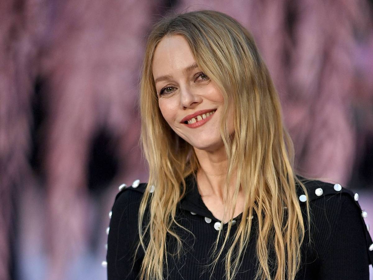 Vanessa Paradis lächelt.
