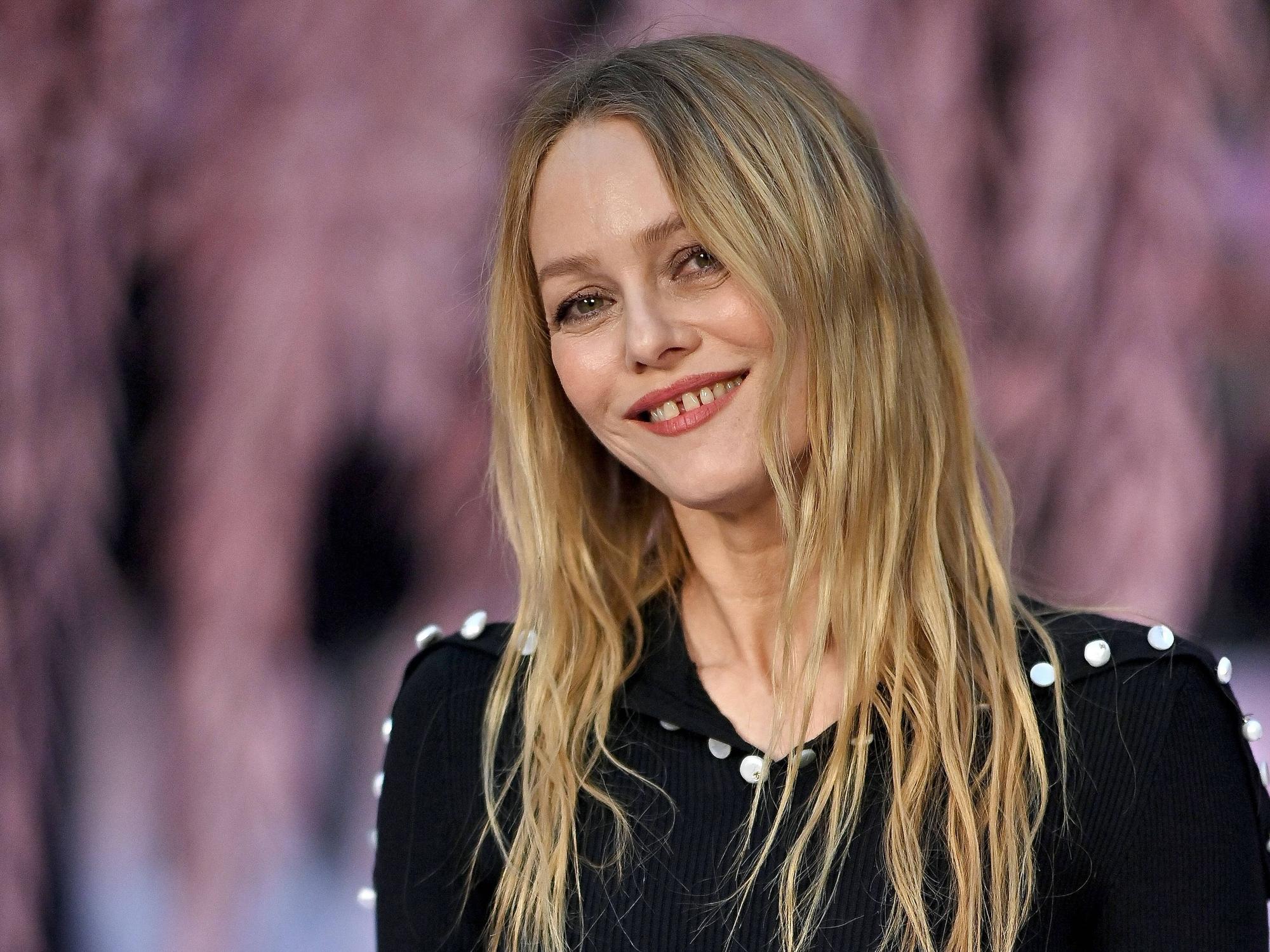 Vanessa Paradis lächelt.