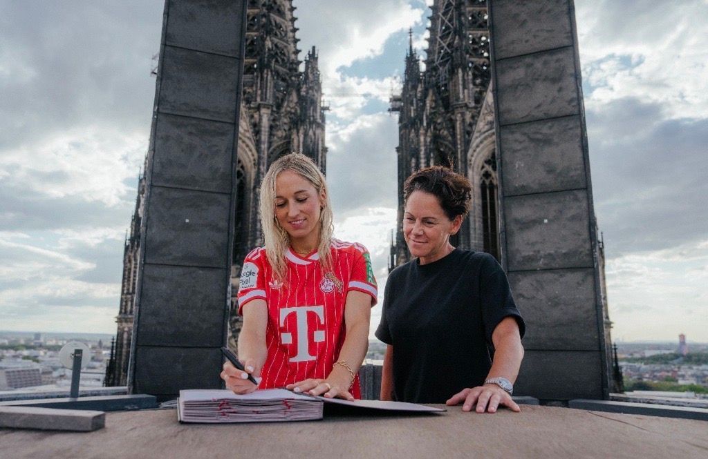 Kathrin Hendrich unterschreibt auf dem Dom beim 1. FC Köln.