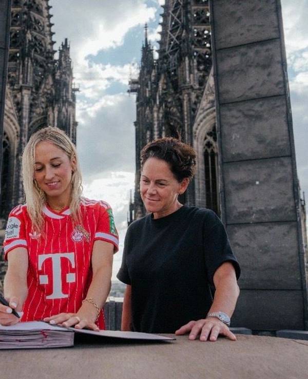 Kathrin Hendrich unterschreibt auf dem Dom beim 1. FC Köln.
