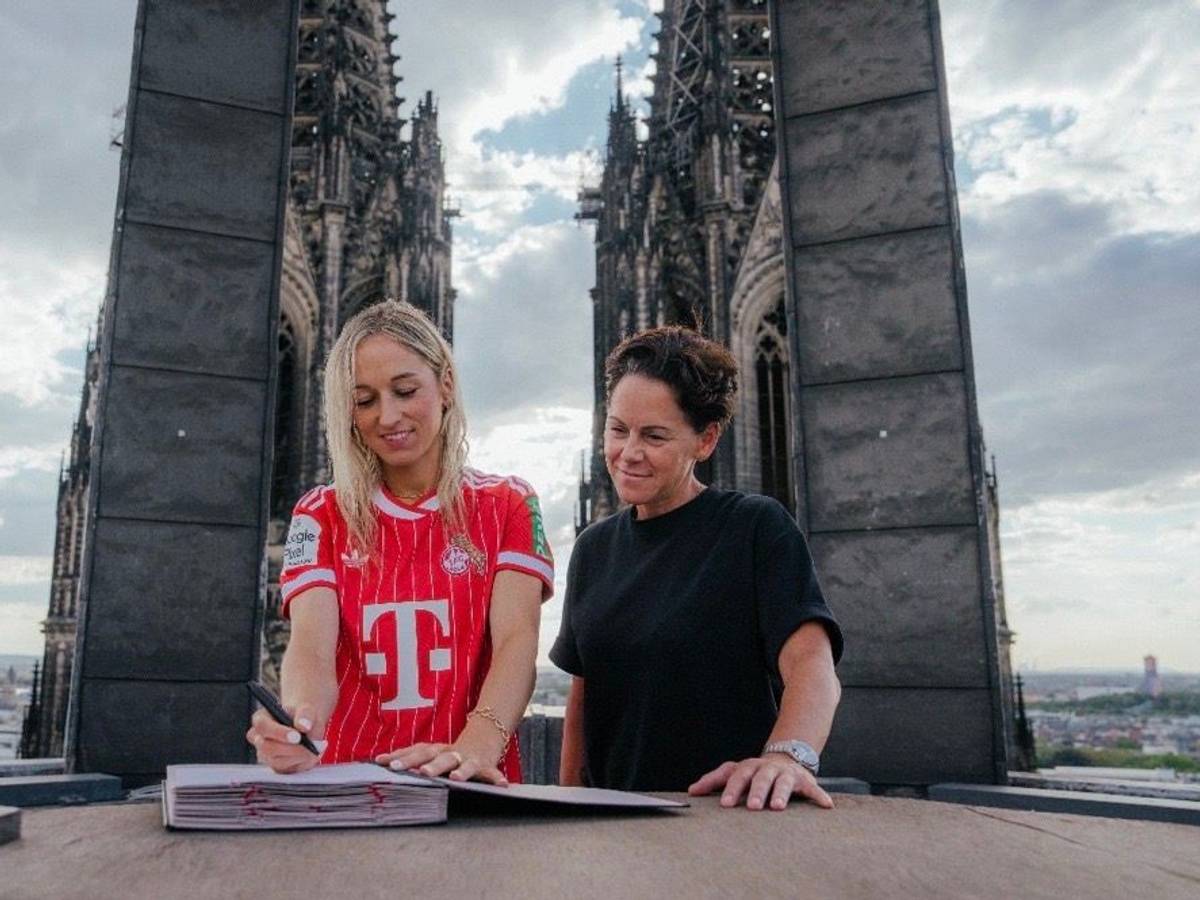 Kathrin Hendrich unterschreibt auf dem Dom beim 1. FC Köln.