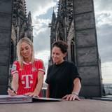 Kathrin Hendrich unterschreibt auf dem Dom beim 1. FC Köln.