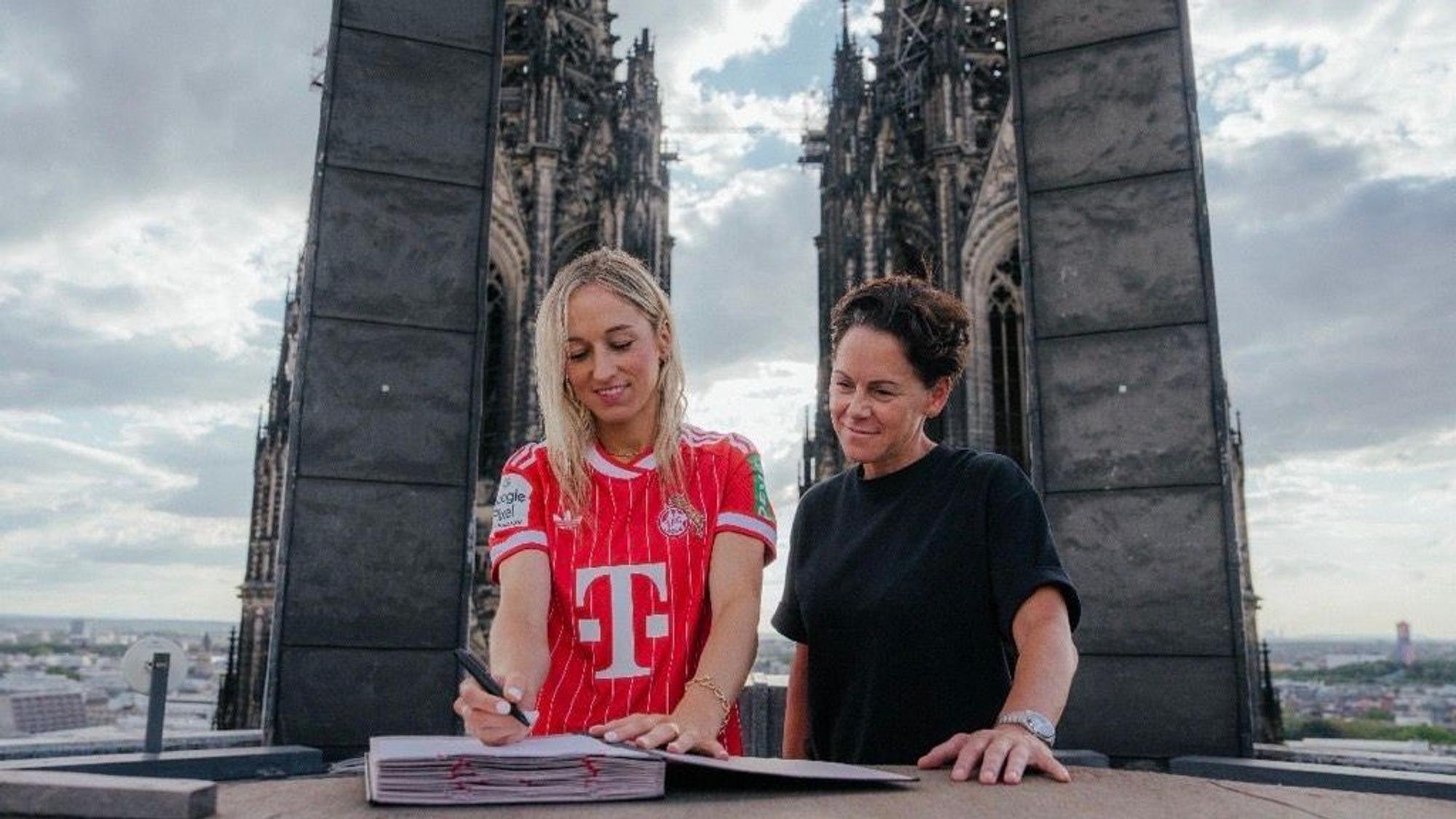 Kathrin Hendrich unterschreibt auf dem Dom beim 1. FC Köln.