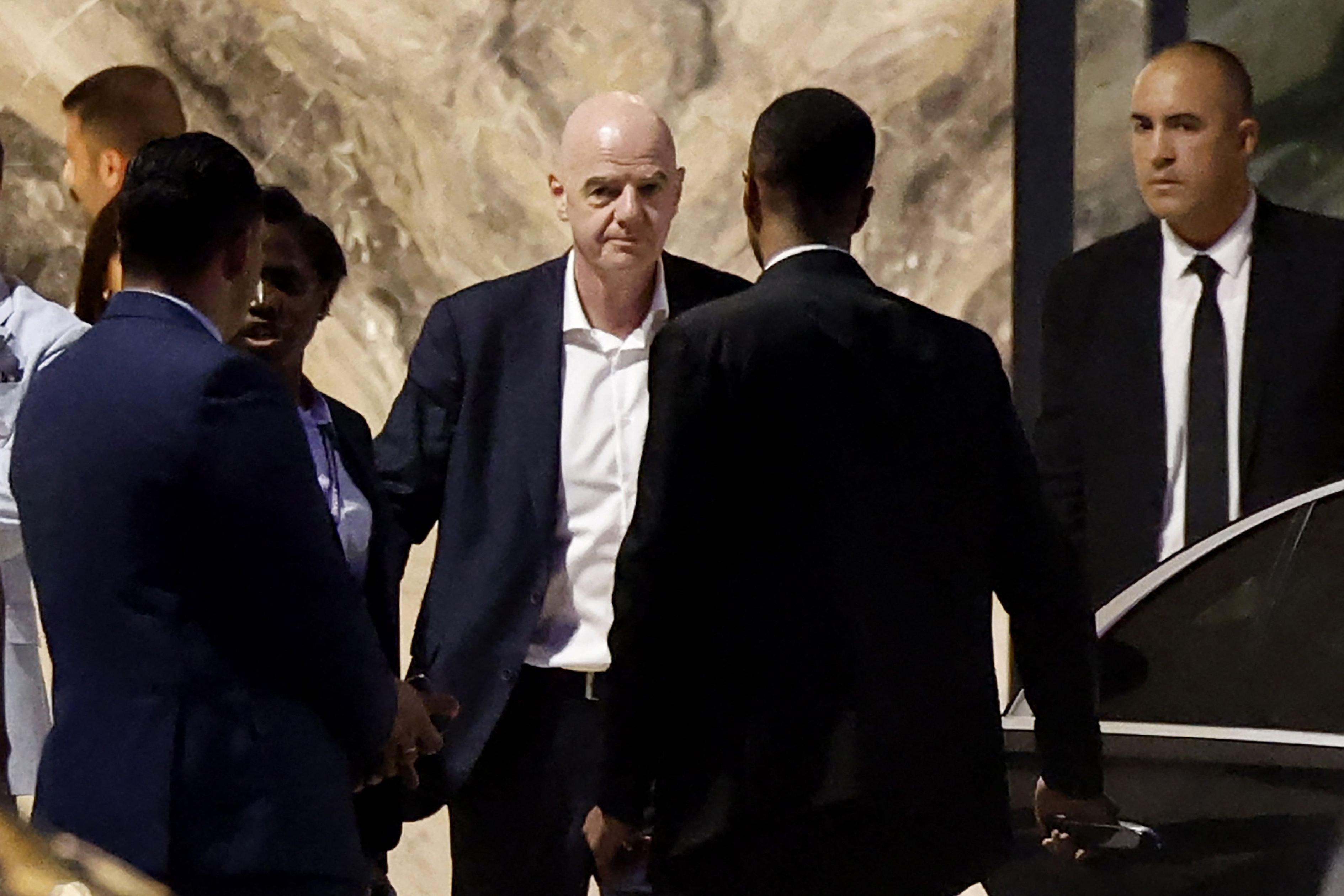 Gianni Infantino und andere Funktionäre verlassen das Stadion.