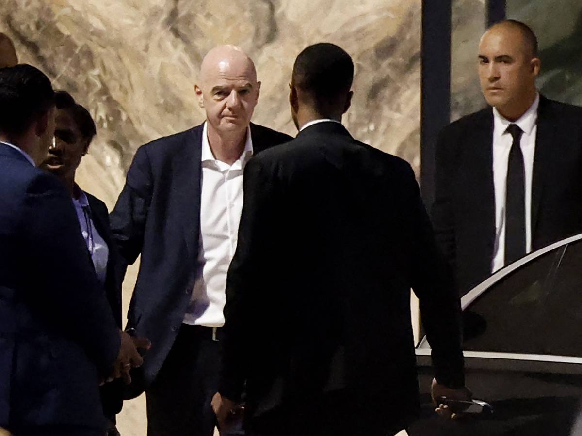 Gianni Infantino und andere Funktionäre verlassen das Stadion.