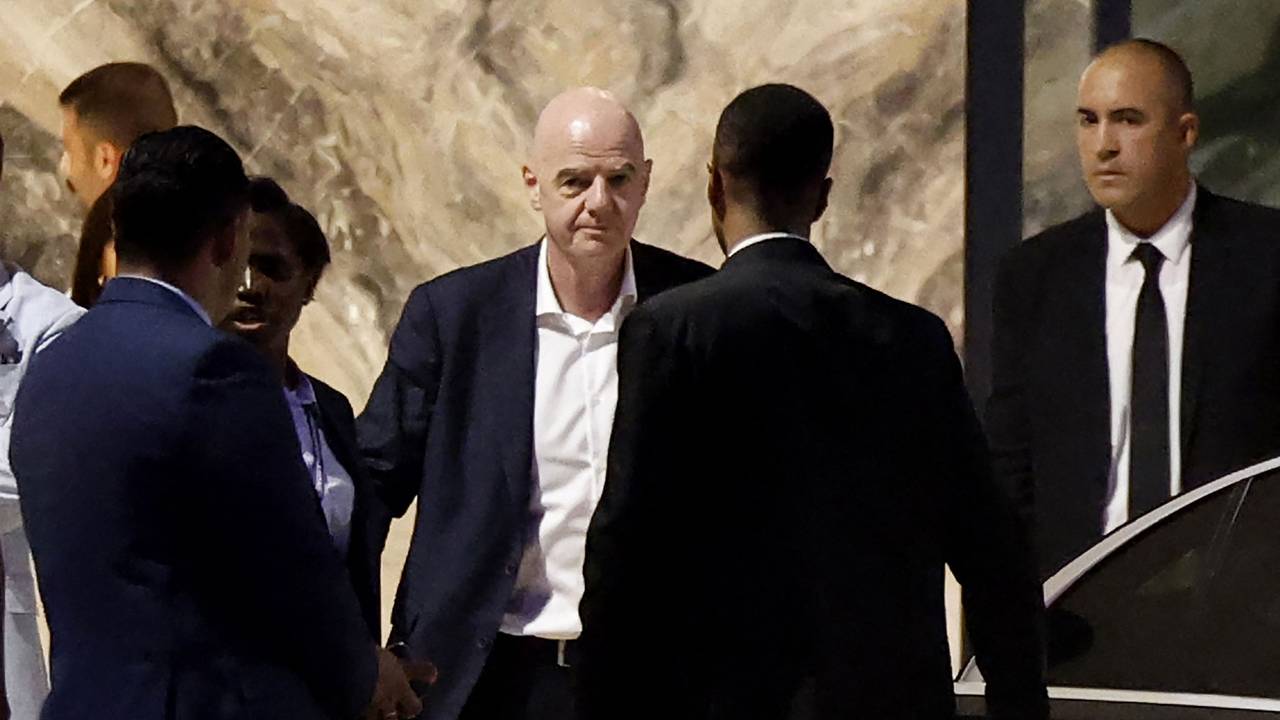 Gianni Infantino und andere Funktionäre verlassen das Stadion.