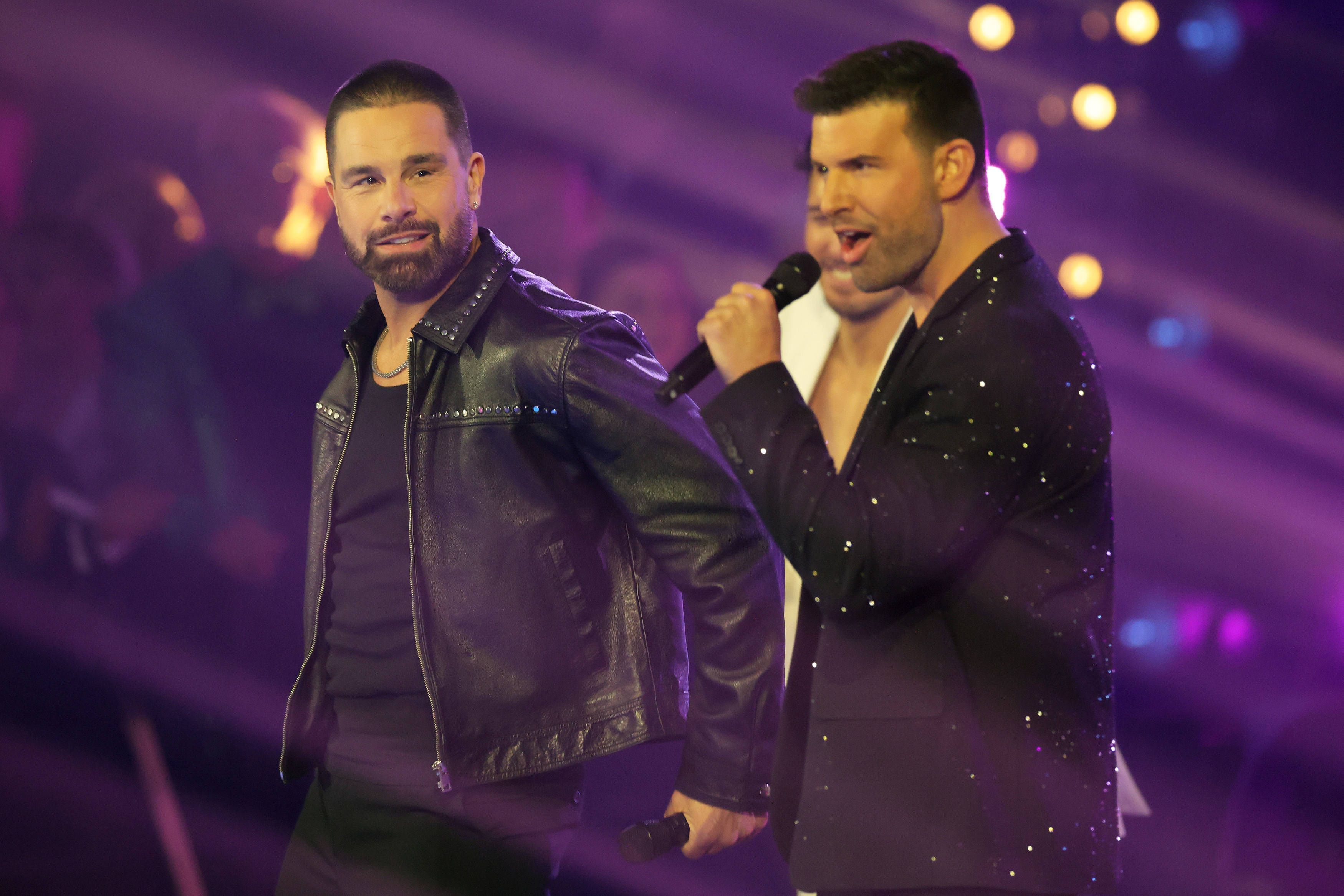 Eloy de Jong performt beim „Silvester-Schlagerboom“ neben Jay Khan.