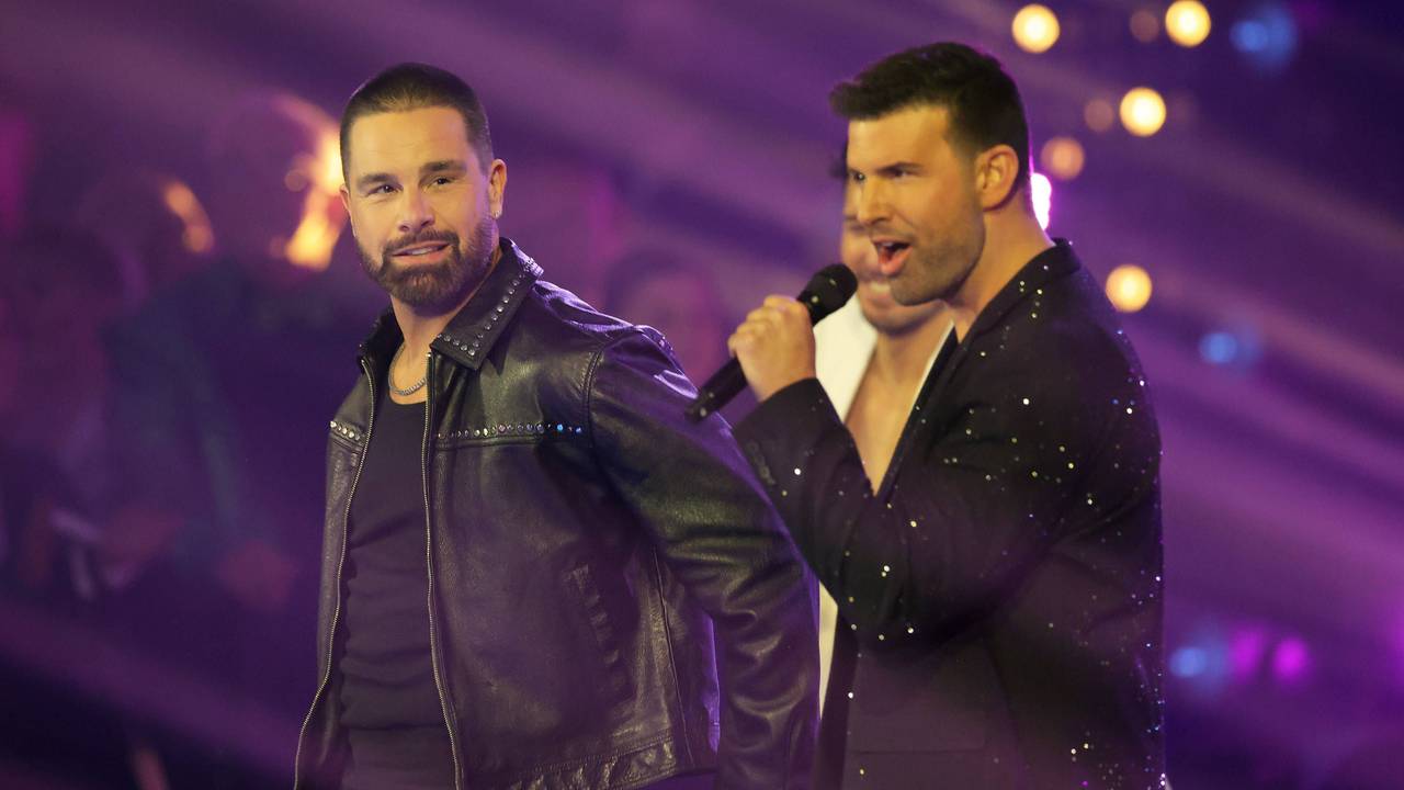 Eloy de Jong performt beim „Silvester-Schlagerboom“ neben Jay Khan.
