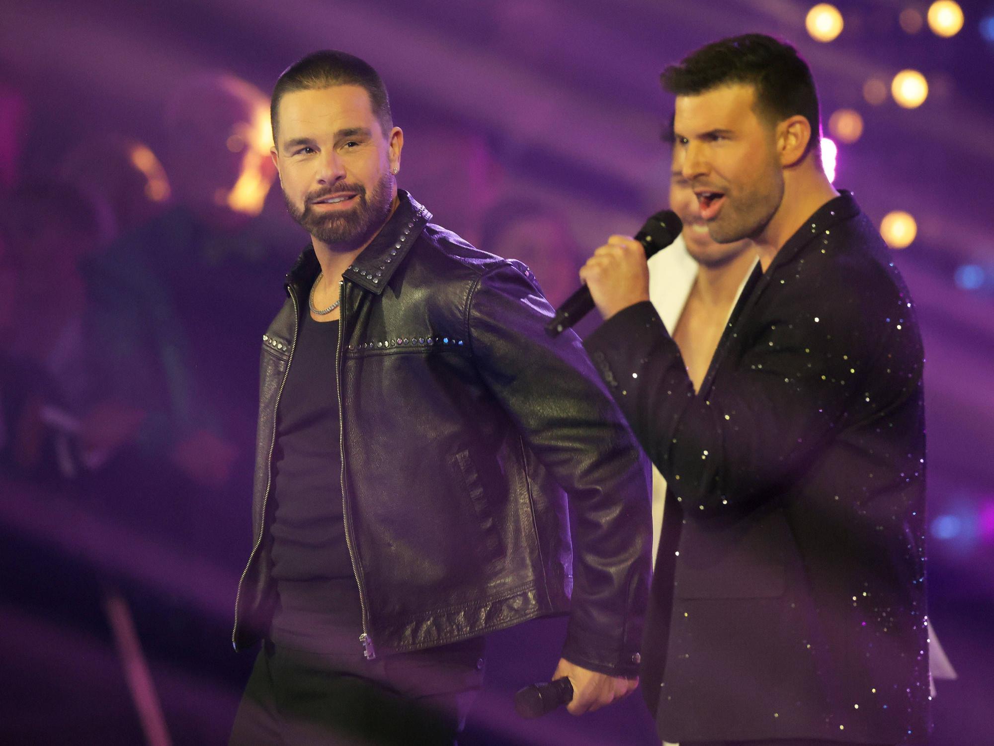 Eloy de Jong performt beim „Silvester-Schlagerboom“ neben Jay Khan.