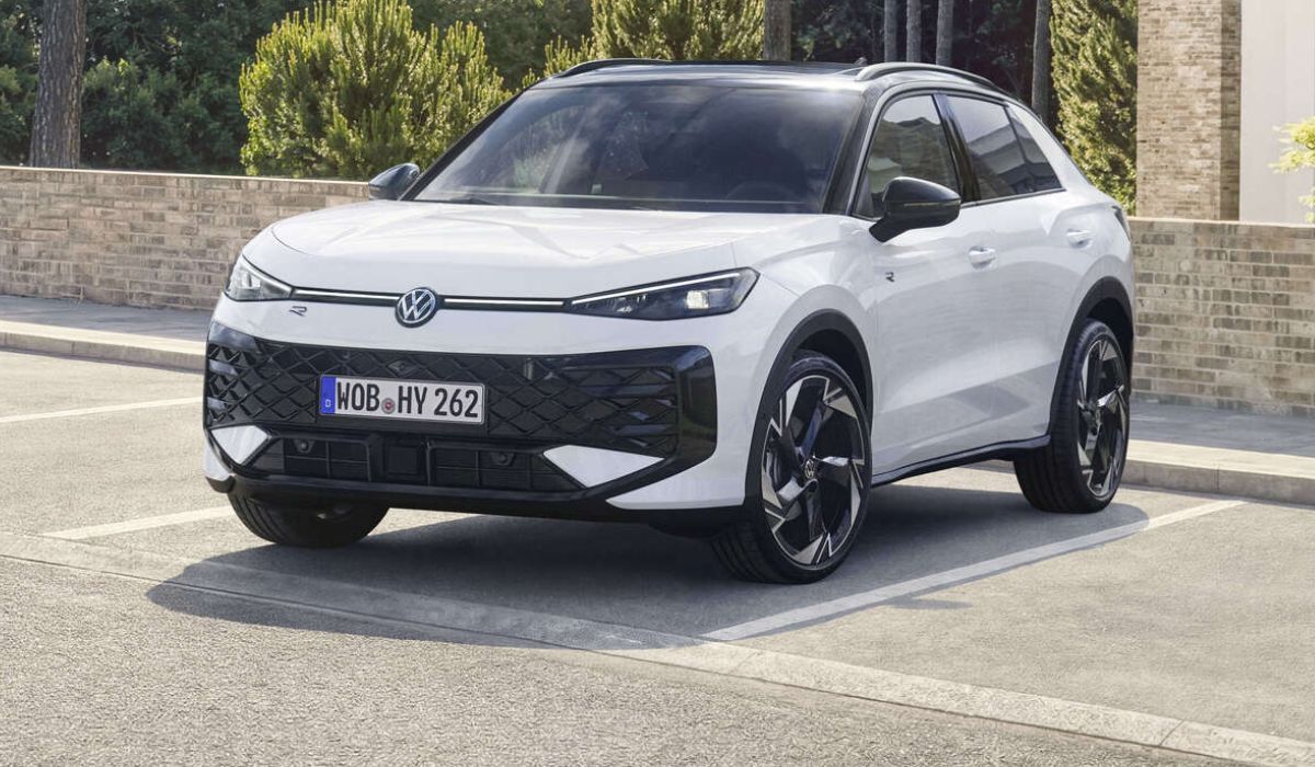 Volkswagen T-Roc R-Line steht auf der Straße auf einem Parkplatz.