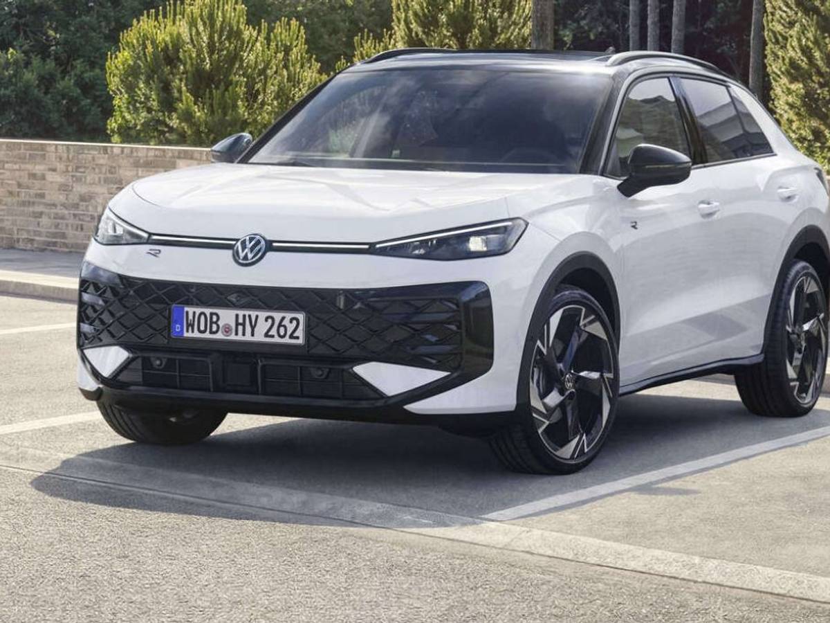 Volkswagen T-Roc R-Line steht auf der Straße auf einem Parkplatz.