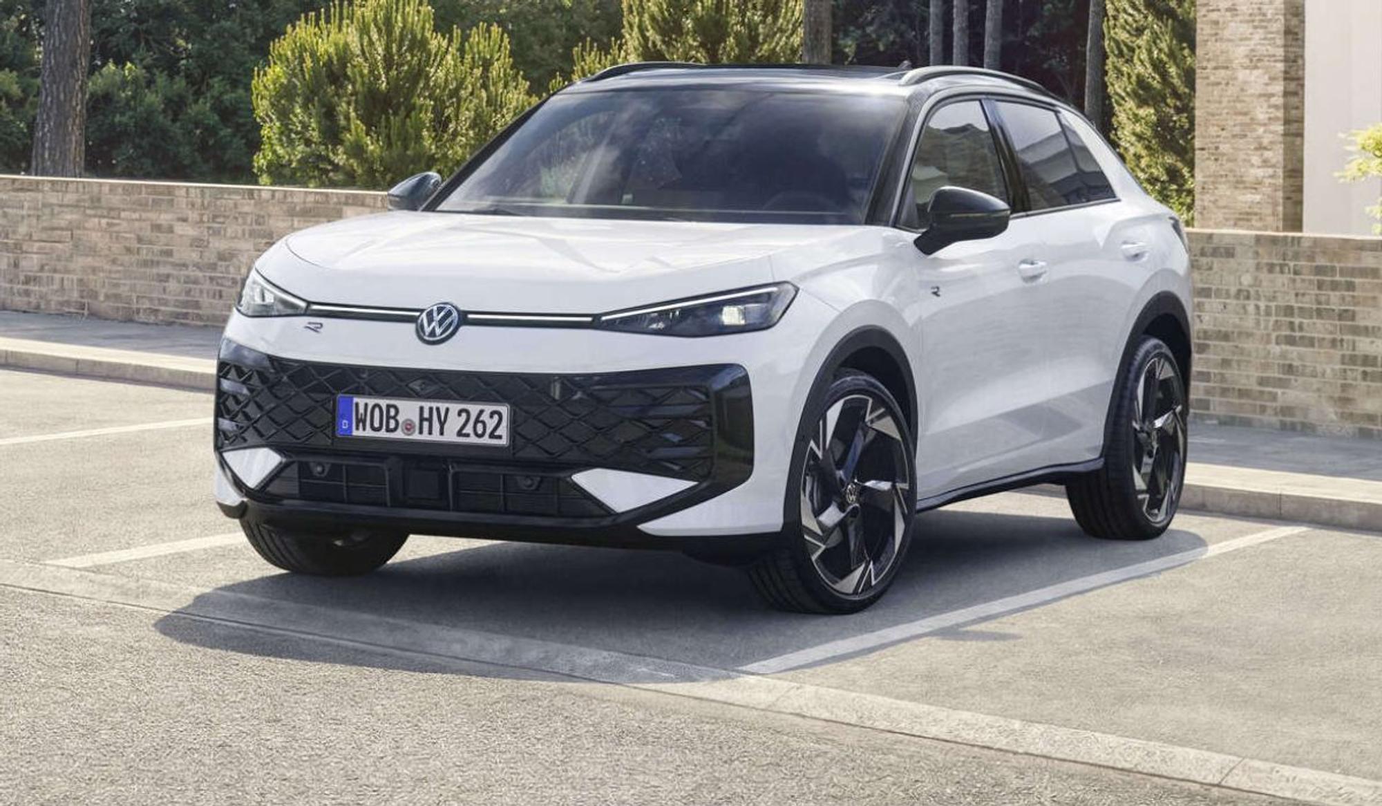 Volkswagen T-Roc R-Line steht auf der Straße auf einem Parkplatz.