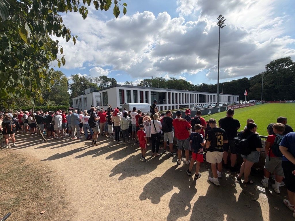 FC-Fans am Geißbockheim beim Training.