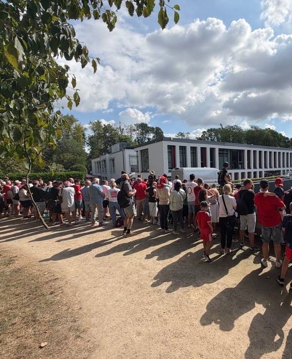 FC-Fans am Geißbockheim beim Training.