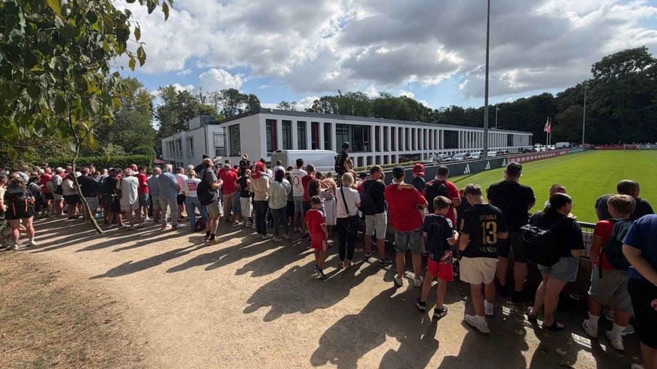 FC-Fans am Geißbockheim beim Training.