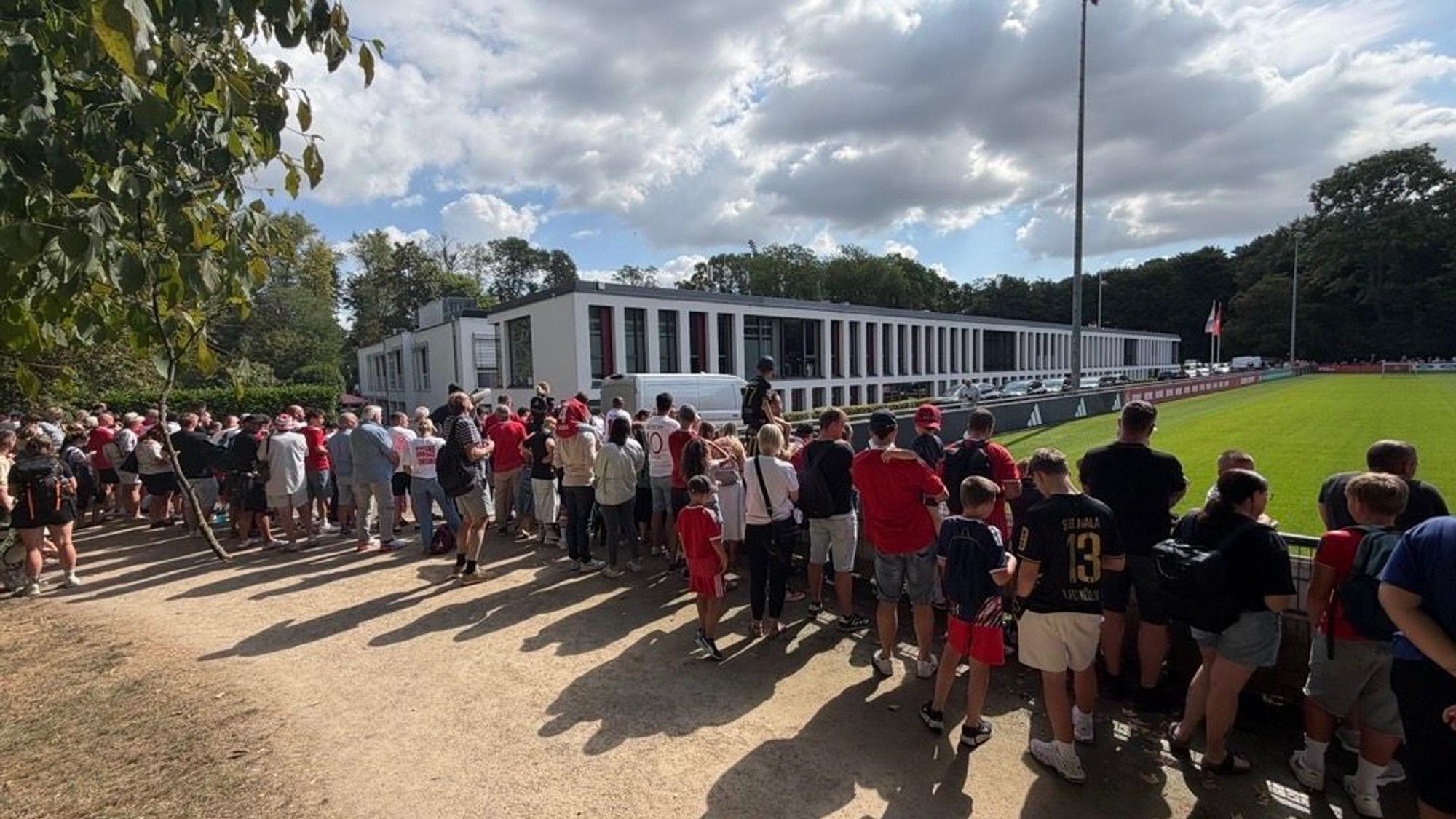 FC-Fans am Geißbockheim beim Training.