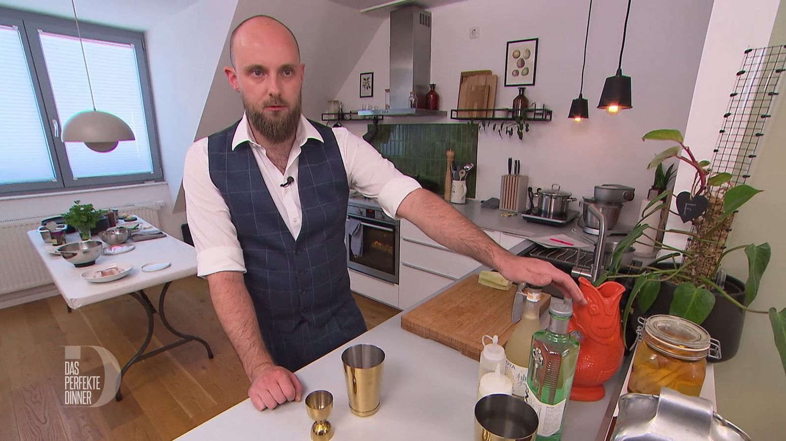 Frederik mixt den Begrüßungs-Drink für seine Gäste natürlich selbst.
 (Bild: RTL)