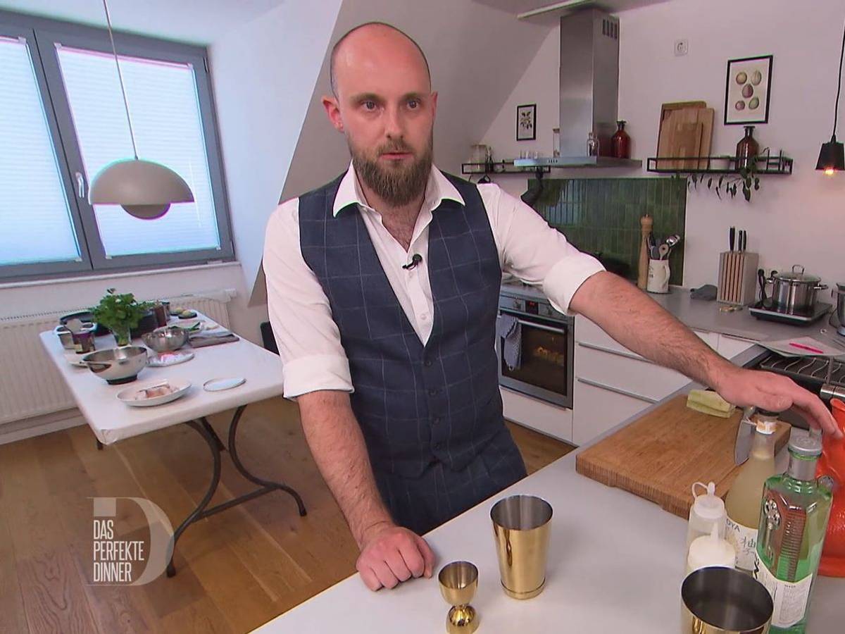 Frederik mixt den Begrüßungs-Drink für seine Gäste natürlich selbst.
(Bild: RTL)