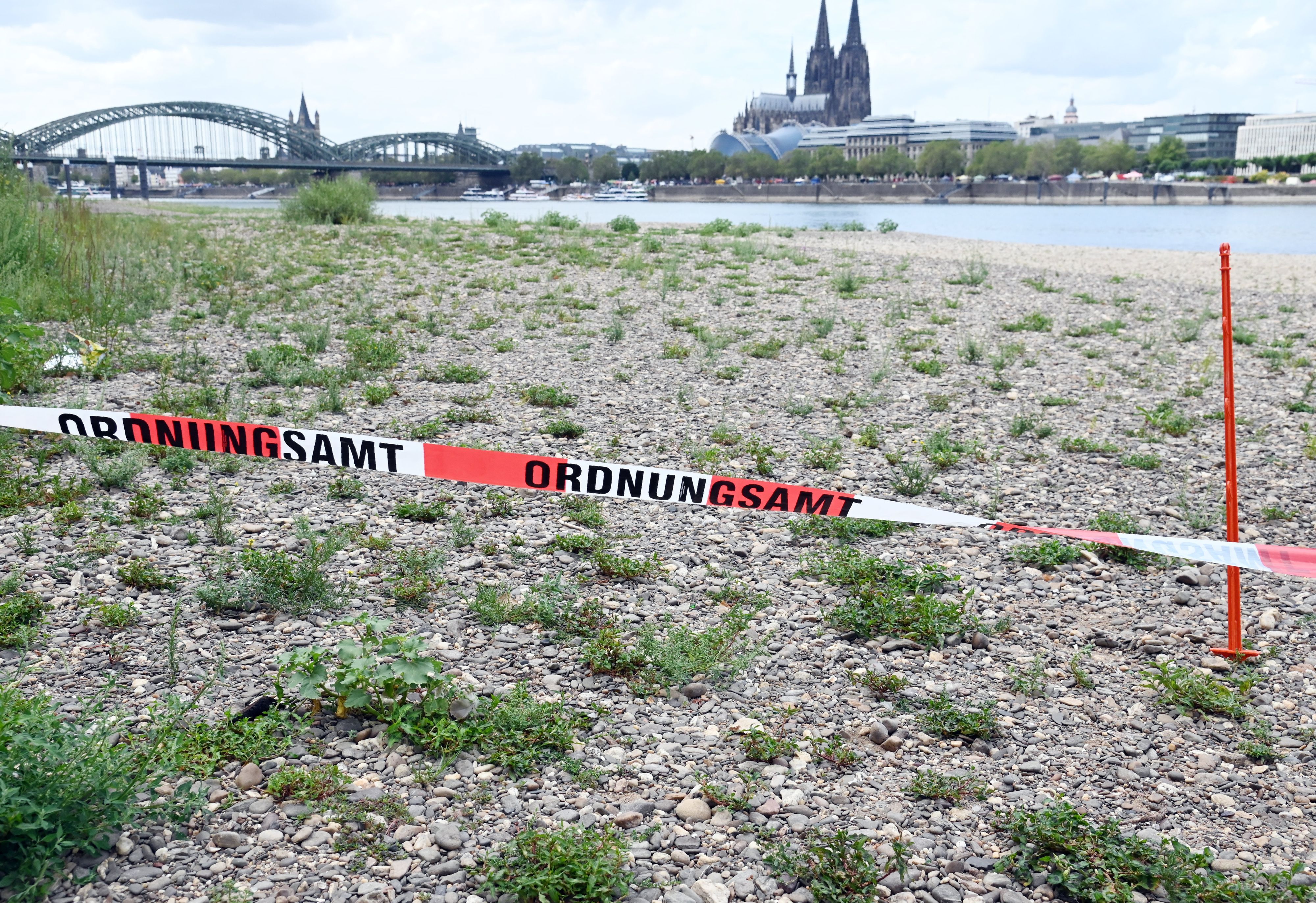 Eine Absperrung mit der Aufschrift Ordnungsamt hängt am Rheinufer.