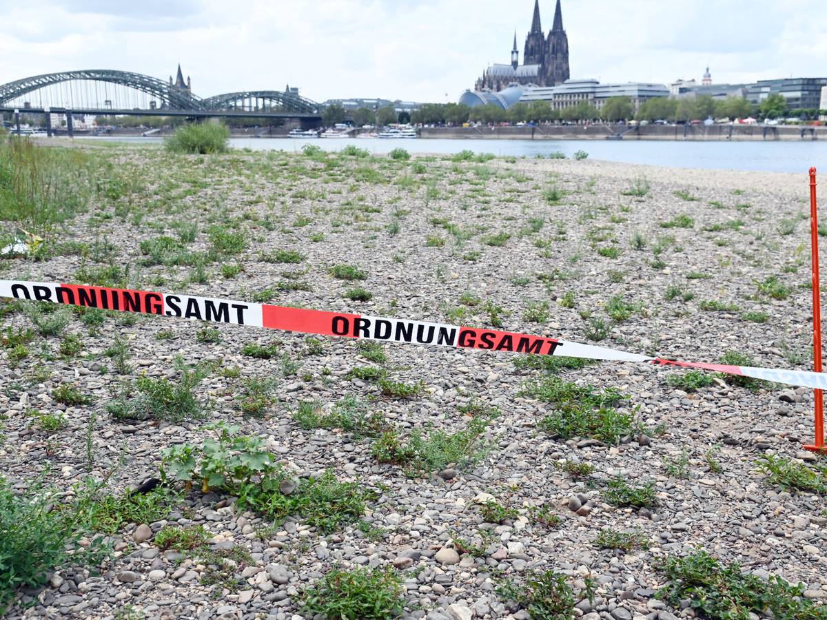 Eine Absperrung mit der Aufschrift Ordnungsamt hängt am Rheinufer.