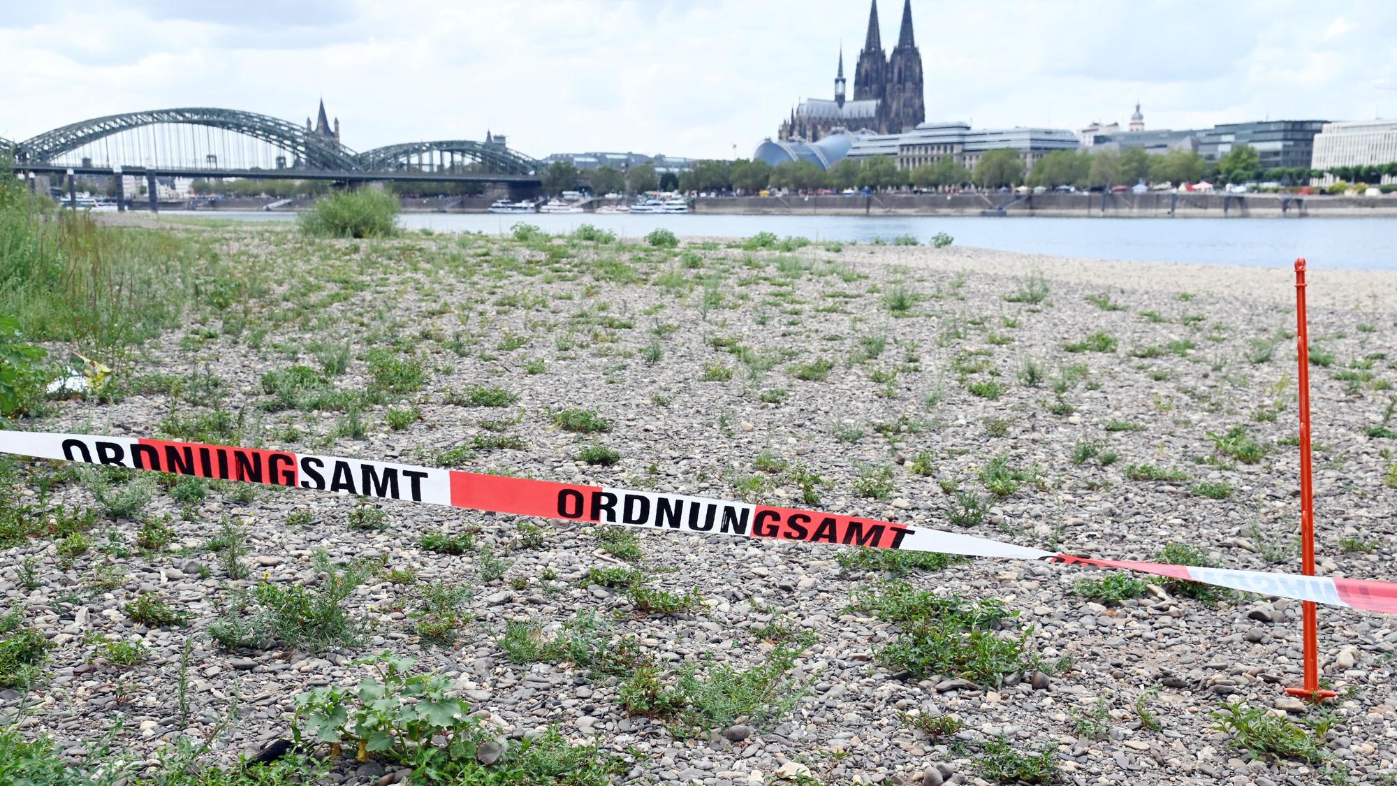 Eine Absperrung mit der Aufschrift Ordnungsamt hängt am Rheinufer.