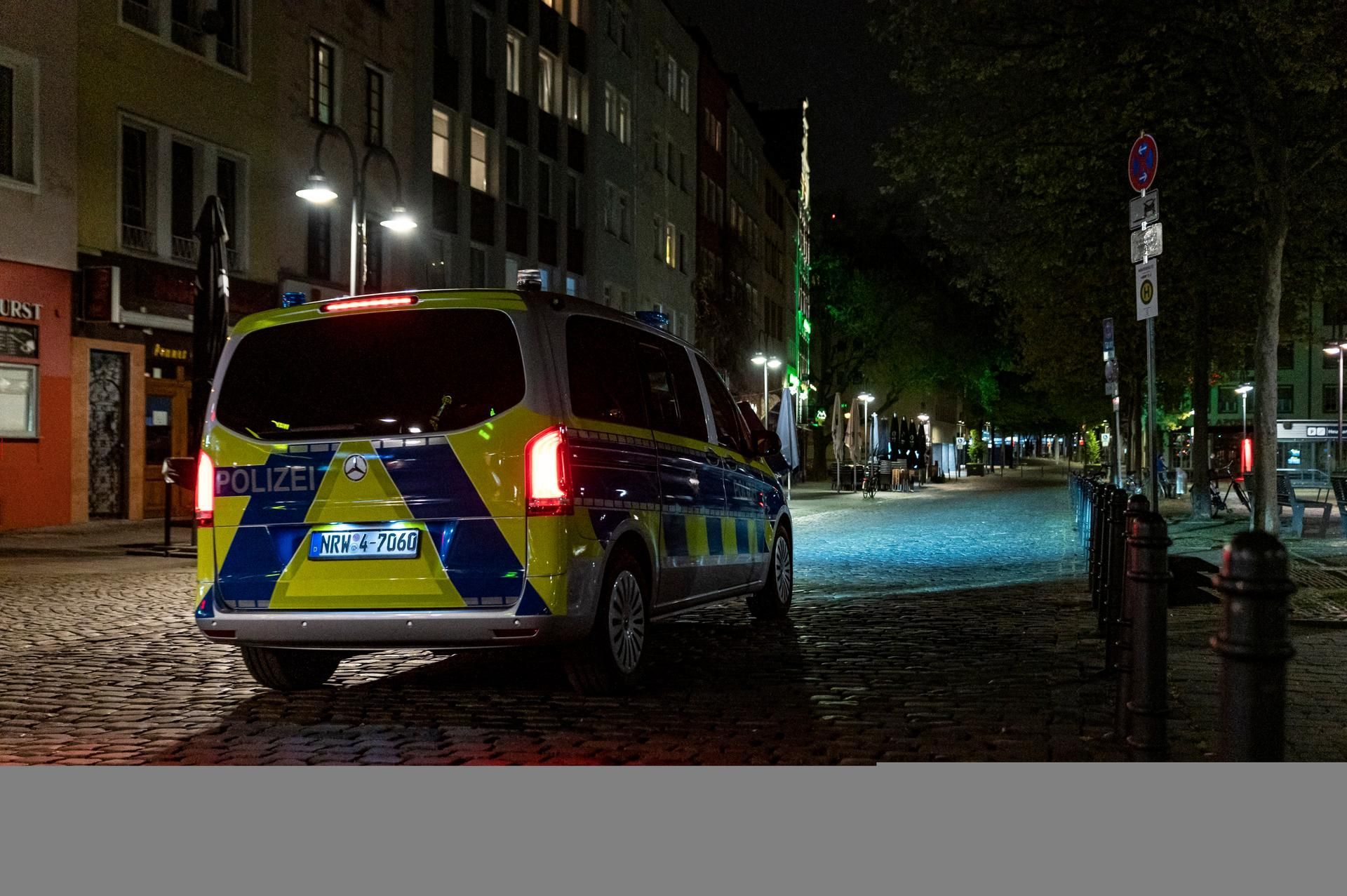 Ein Streifenwagen der Kölner Polizei auf Kontrollfahrt im Bereich Heumarkt.