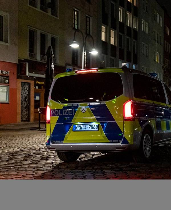 Ein Streifenwagen der Kölner Polizei auf Kontrollfahrt im Bereich Heumarkt.