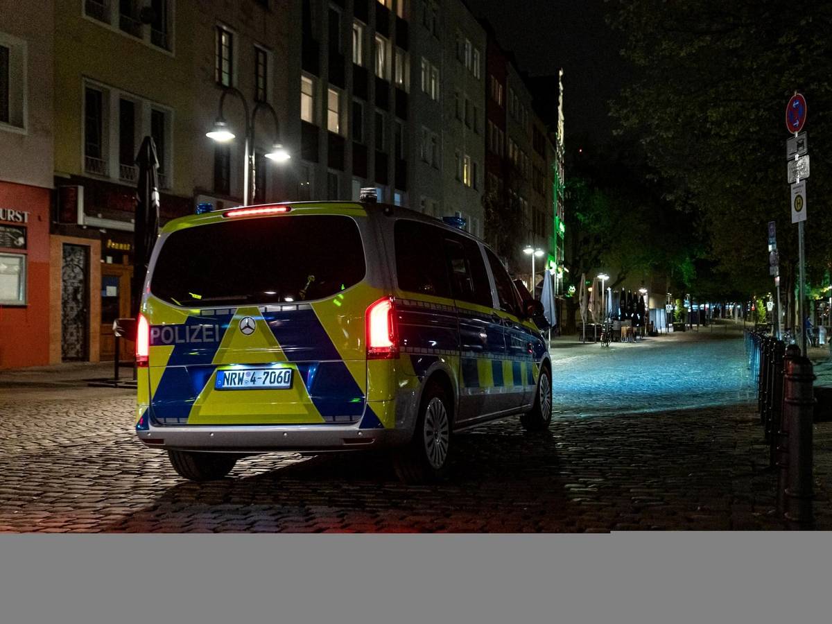 Ein Streifenwagen der Kölner Polizei auf Kontrollfahrt im Bereich Heumarkt.