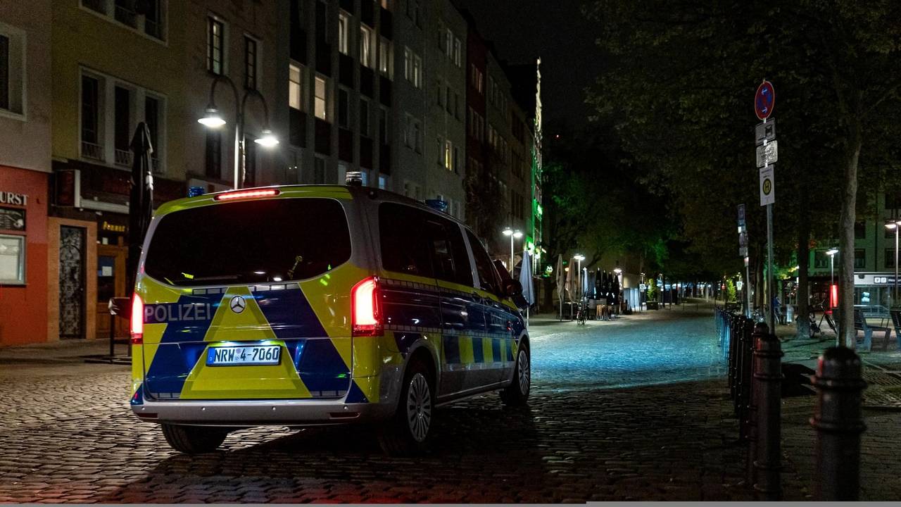 Ein Streifenwagen der Kölner Polizei auf Kontrollfahrt im Bereich Heumarkt.