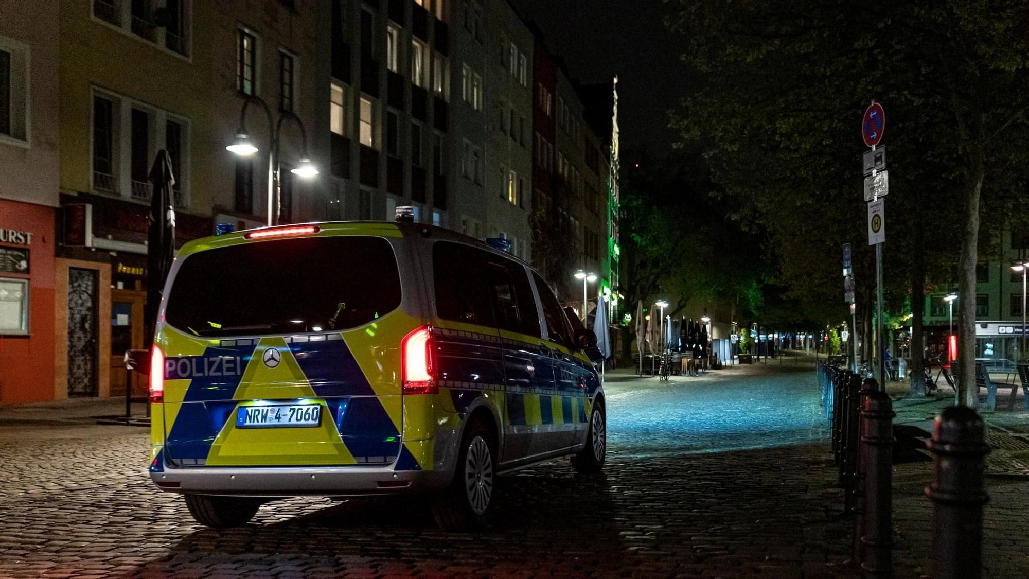 Ein Streifenwagen der Kölner Polizei auf Kontrollfahrt im Bereich Heumarkt.